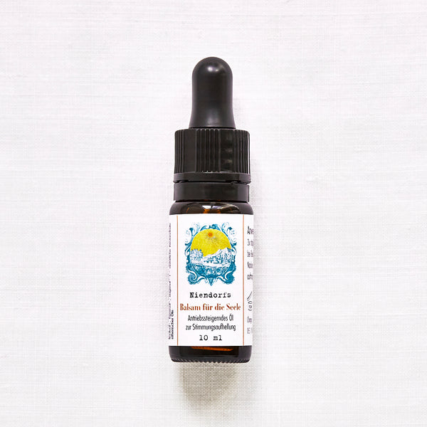 Flasche mit Pipette auf hellem Hintergrund, Etikett zeigt "Niendorfs Balsam für die Seele, Antistressöl zur Stimmungsaufhellung, 10 ml".