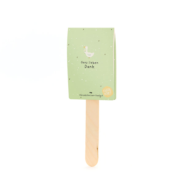 Ein grünes Kärtchen mit Gänse-Illustration und dem Text „Gans lieben Dank“ auf einem Holzstäbchen.