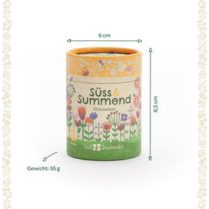 Runde Dose mit Blumenmotiv und Aufschrift „Süß & Summend Streuwiese“, Maße 6 cm Durchmesser, 8,5 cm Höhe, Gewicht 55 g.
