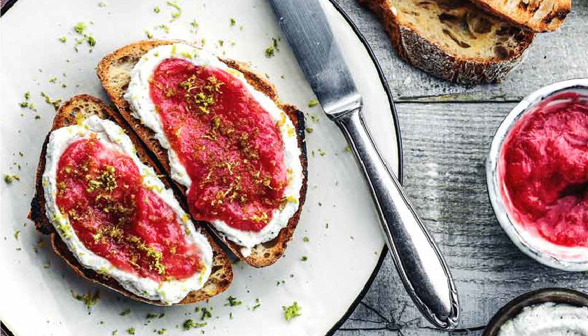 Vanille-Ricotta-Toasts mit Rhabarber
