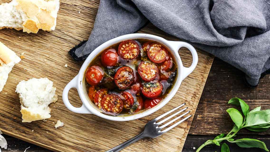 Tomaten in Basilikum-Öl