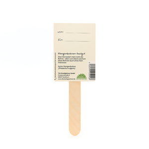 Stab mit rechteckigem Schild aus Papier, darauf Textfelder "von:" und "für:" sowie Informationen zu Stangenbohnen-Saatgut auf Deutsch.