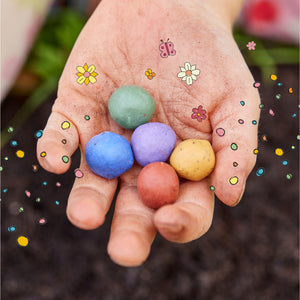 Kinderhand mit Blumenmurmeln
