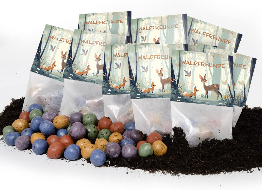 Mehrere Tütchen mit der Aufschrift "WALDFREUNDE" und Waldtier-Illustrationen stehen hinter bunten Samenbällchen auf Erde.