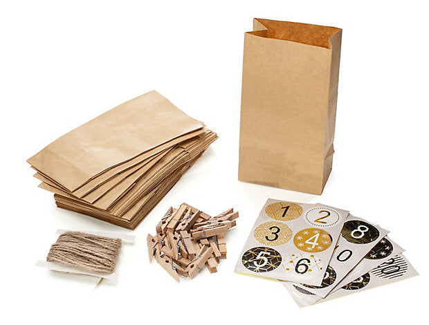 Bastelset für einen Adventskalender mit braunen Papiertüten, Holzklammern, Schnur und nummerierten Aufklebern.