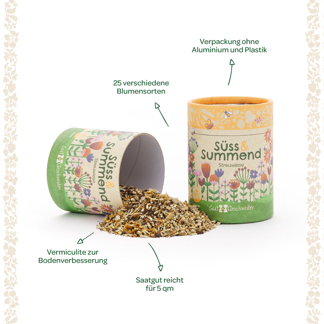 Zwei bunte Dosen mit der Aufschrift „Süß & Summend Streuwiese“, herausgefallene Blumensamenmischung, Pfeile weisen auf 25 Blumensorten, plastikfreie Verpackung und Vermiculite zur Bodenverbesserung hin.