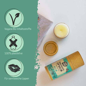 Natürlicher Lippenbalsam in plastikfreier Verpackung mit veganen Bio-Inhaltsstoffen, daneben Symbole für umweltfreundliche Eigenschaften und weiche Lippen.