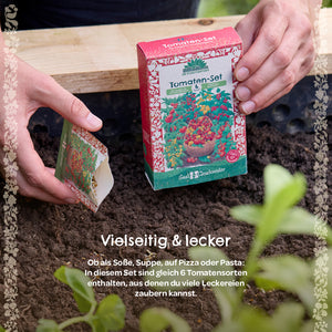 Zwei Hände pflanzen Tomatensamen aus einem Saatgut-Set mit Verpackung in Erde ein.