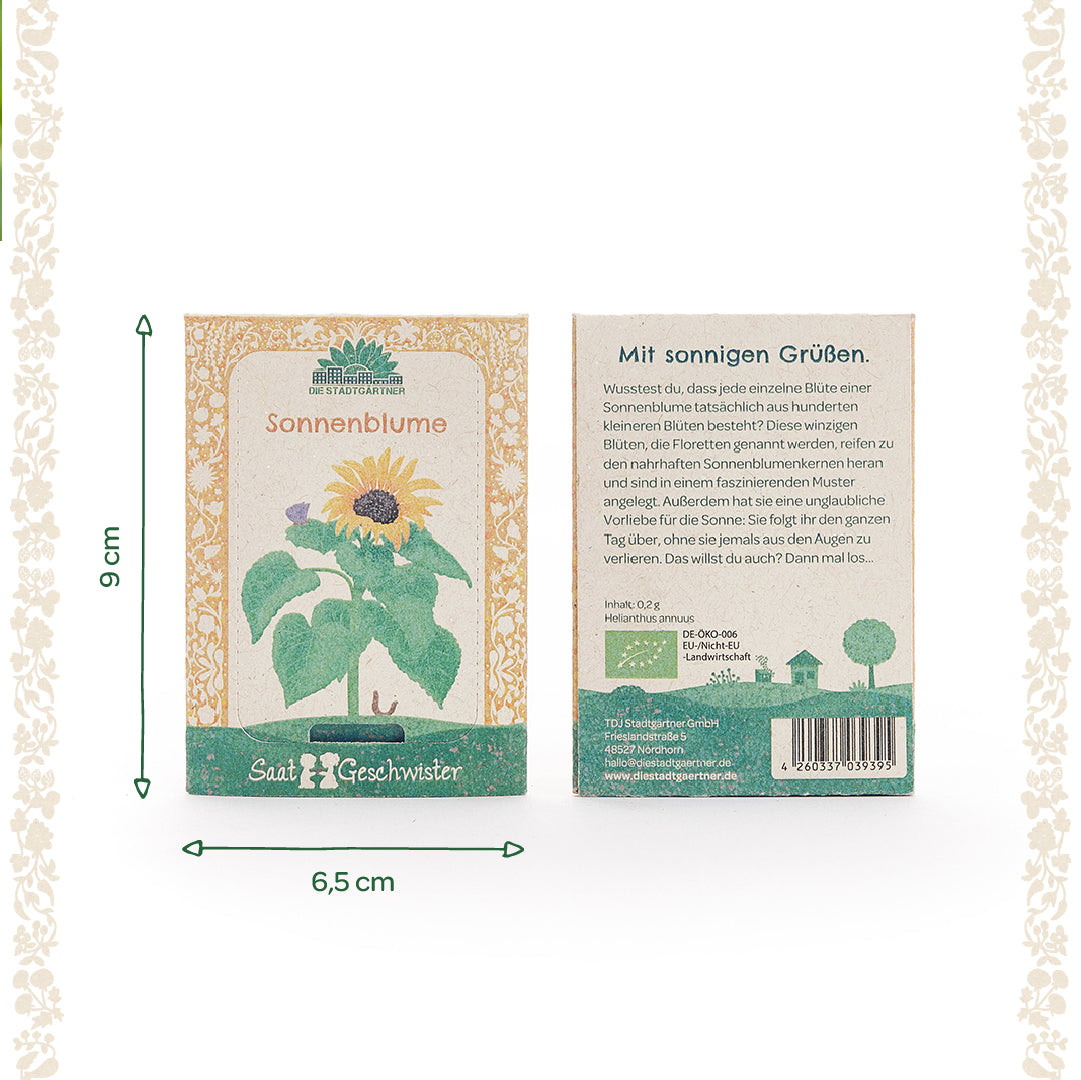 Zwei Sonnenblumen-Samentütchen der Marke „SaatGeschwister“ mit Maßangaben, Vorder- und Rückseite sichtbar; Vorderseite mit Sonnenblumenillustration, Rückseite mit Beschreibungstext und Barcode.