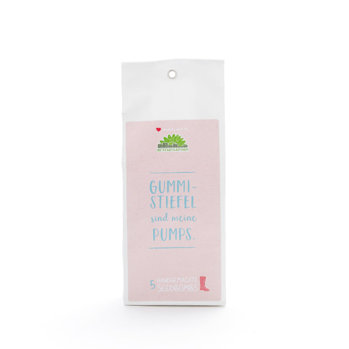 Verpackung einer "Seedbomb" mit der Aufschrift "Gummistiefel sind meine Pumps" und dem Logo "Die Stadtgärtner".