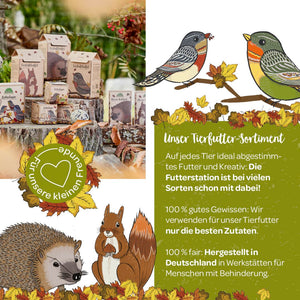 Werbebild für Tierfutter mit Produktverpackungen auf einem Baumstumpf und illustrierten Waldtieren, umgeben von herbstlichen Blättern.