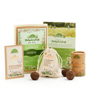 Verschiedene Produkte und Informationsmaterialien zur Förderung von Wildblumenwiesen und Bienenwohl, darunter Saatgut, Seedbombs und Broschüren, mit blumigem Design und deutscher Beschriftung.